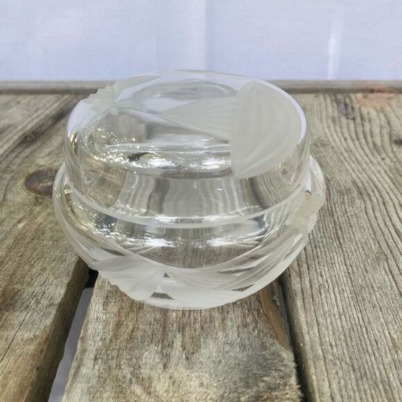 Vintage Frosted Leaf Cut Crystal Glass Trinket Box with Lid Clear Round Vanity J - Picture 3 of 9